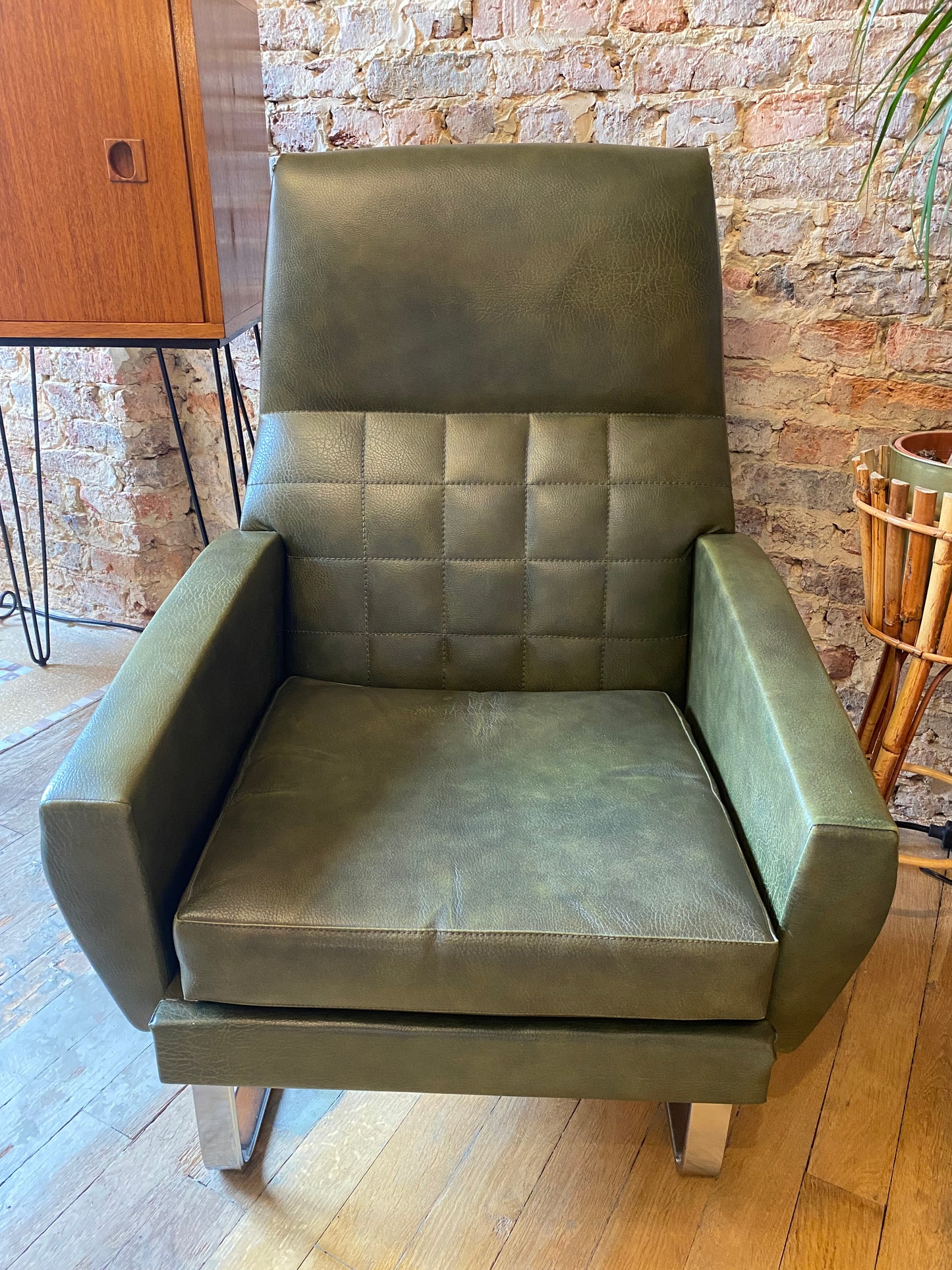 Fauteuil en Skaï vert restauré