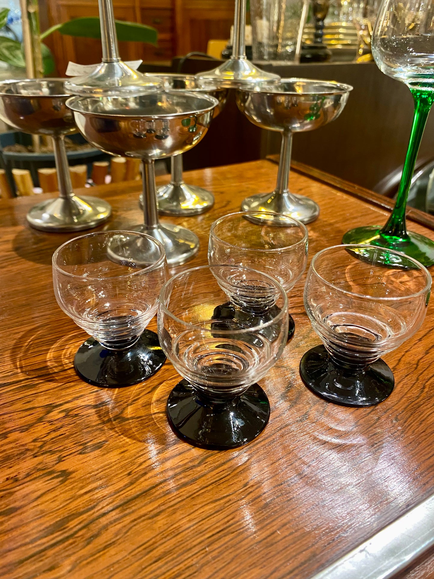 Lot de 4 verres à gouttes 1920