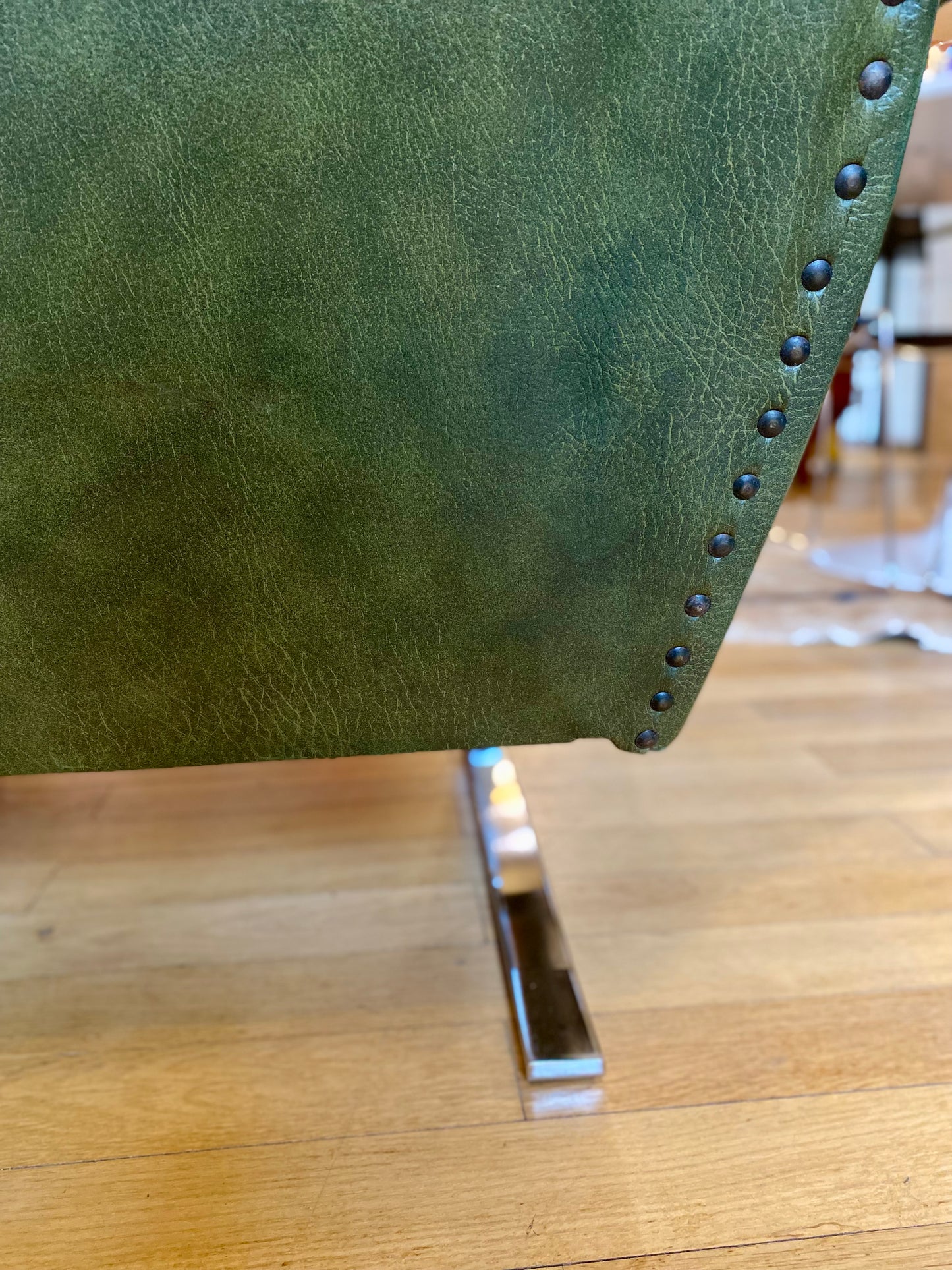 Fauteuil en Skaï vert restauré