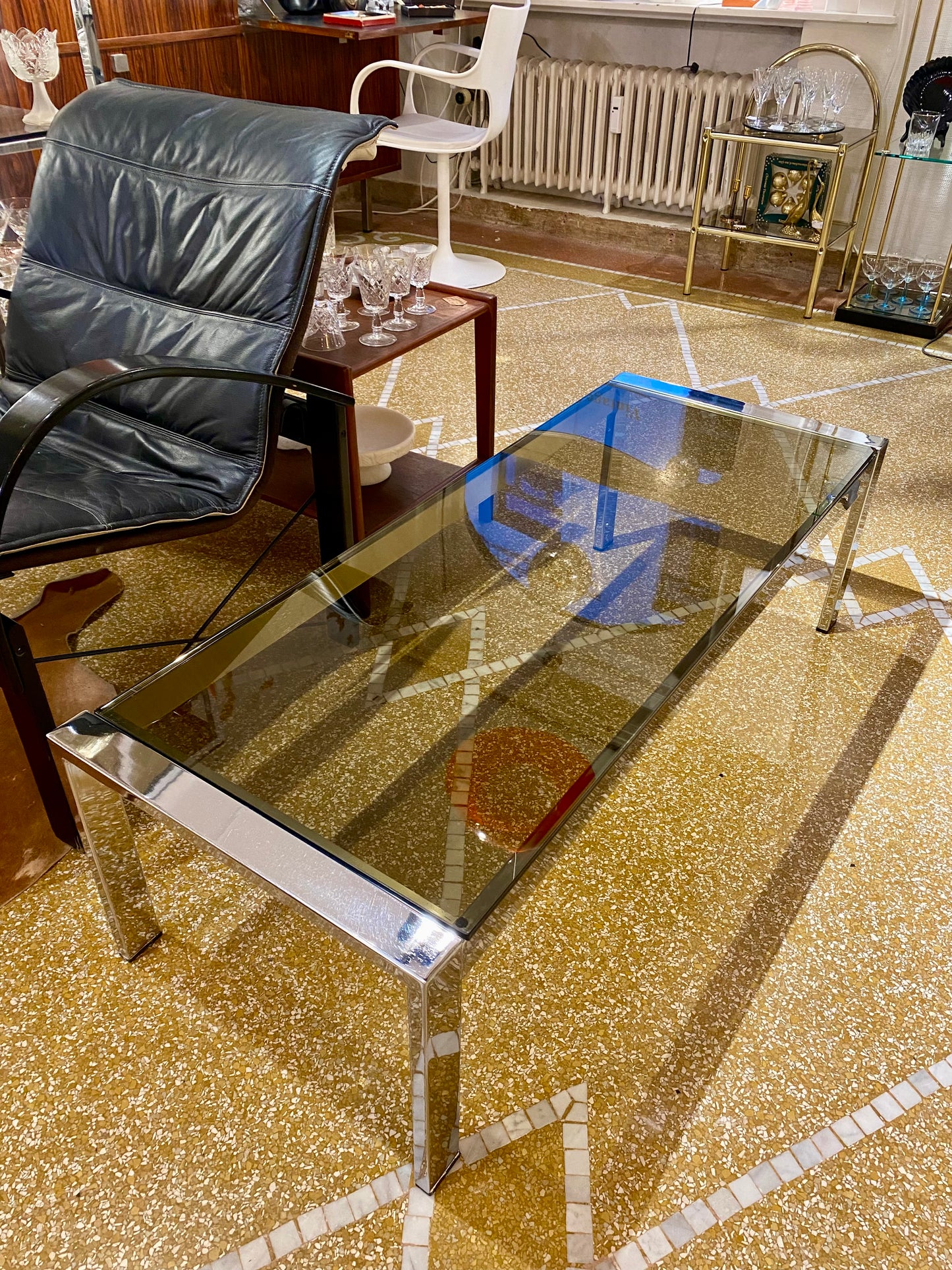 Table basse années 70 verre fumé et métal Chromé