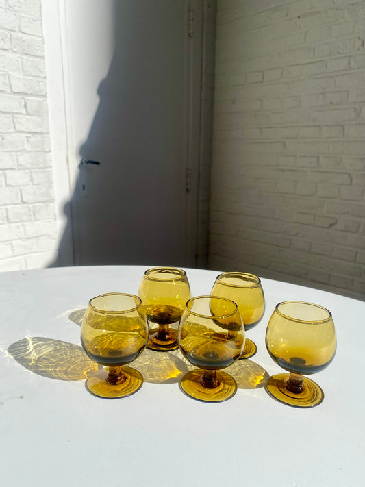 Lot de 5 verres à liqueur ambrés