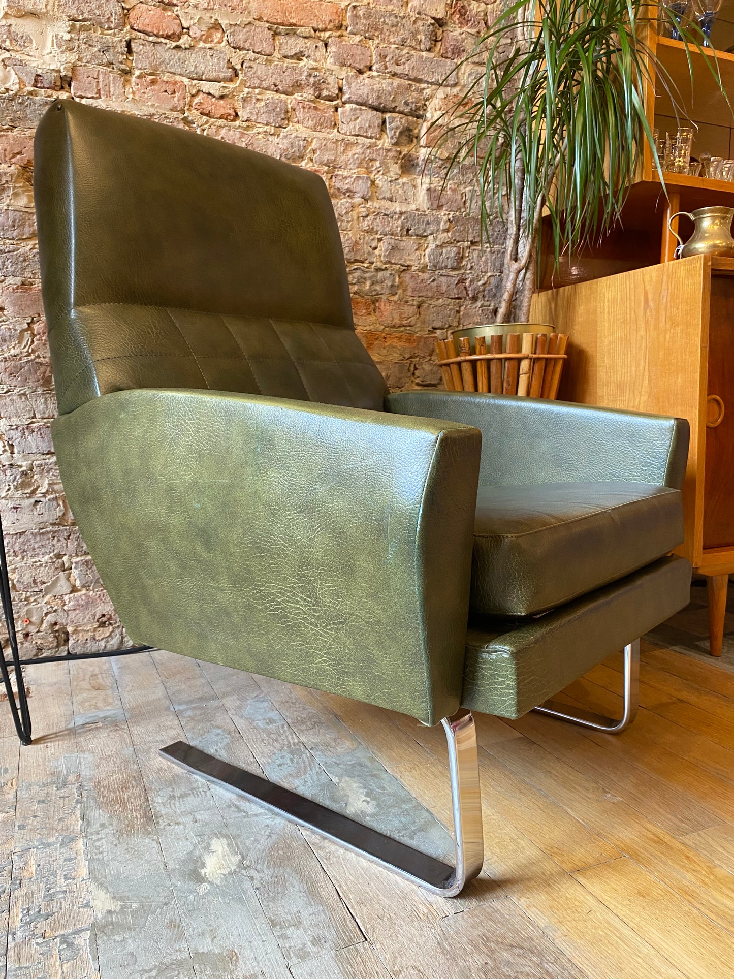 Fauteuil en Skaï vert restauré