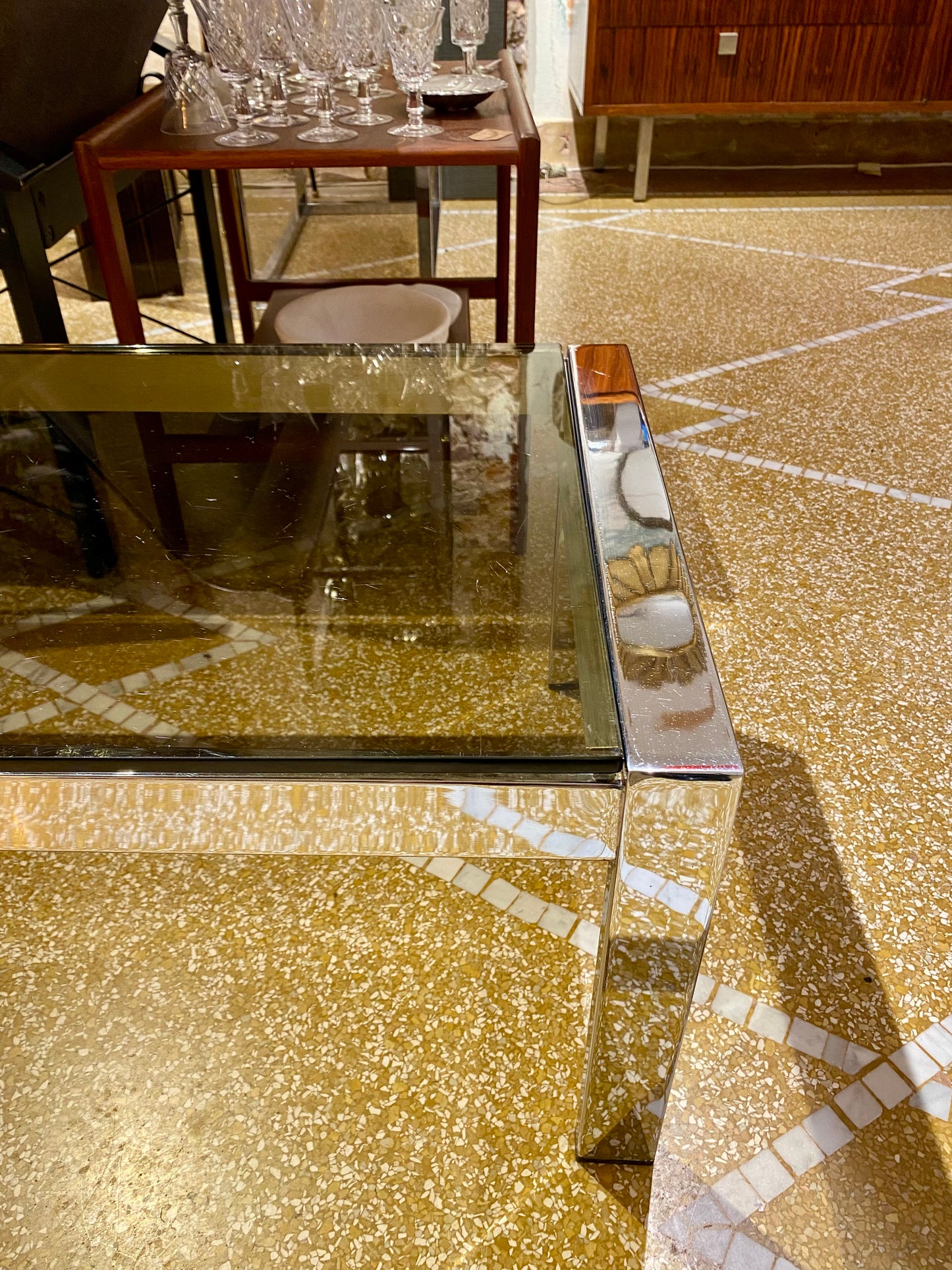 Table basse années 70 verre fumé et métal Chromé