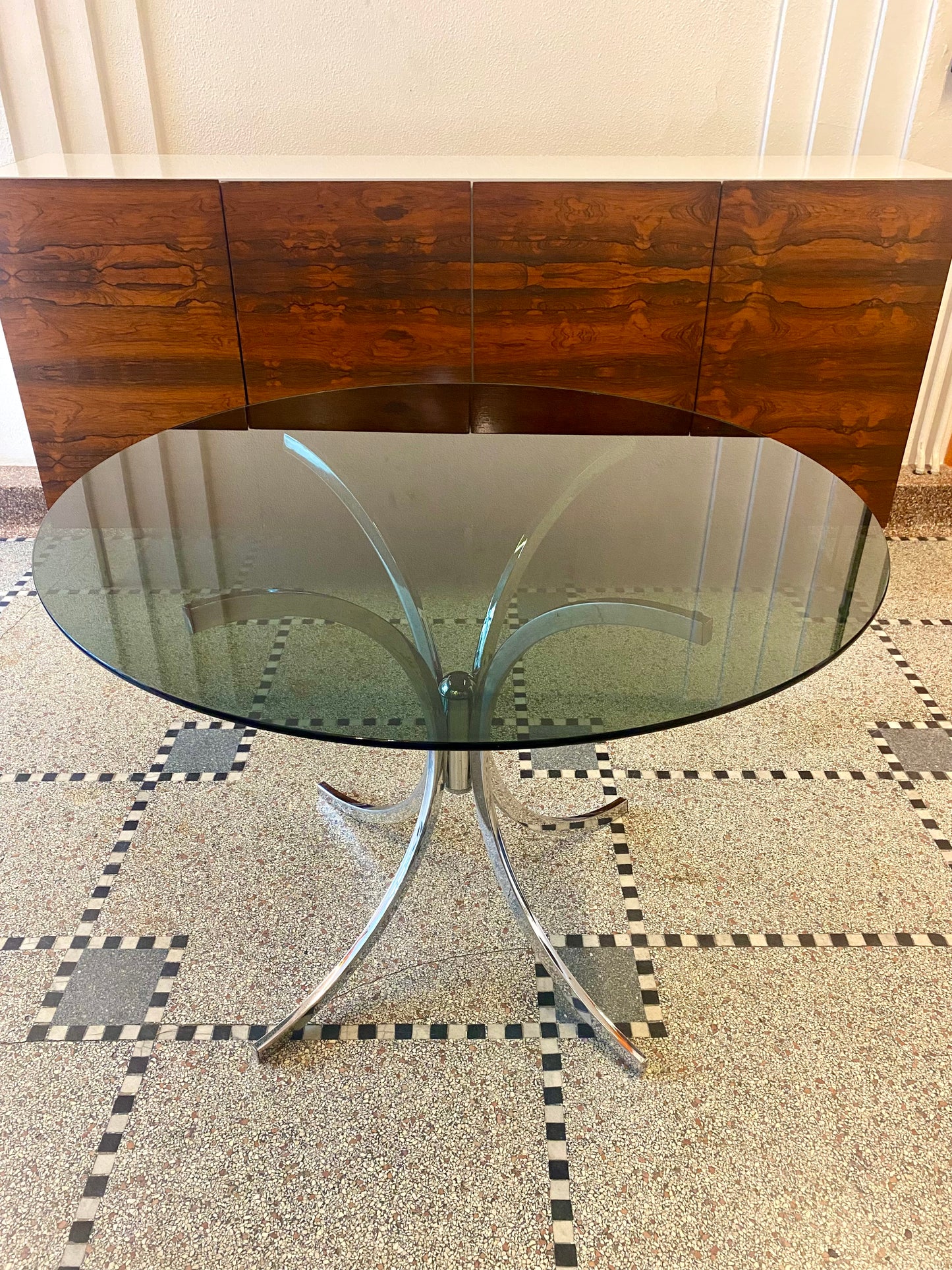 Table ronde italienne en verre fumé
1970 style Giotto Stoppino