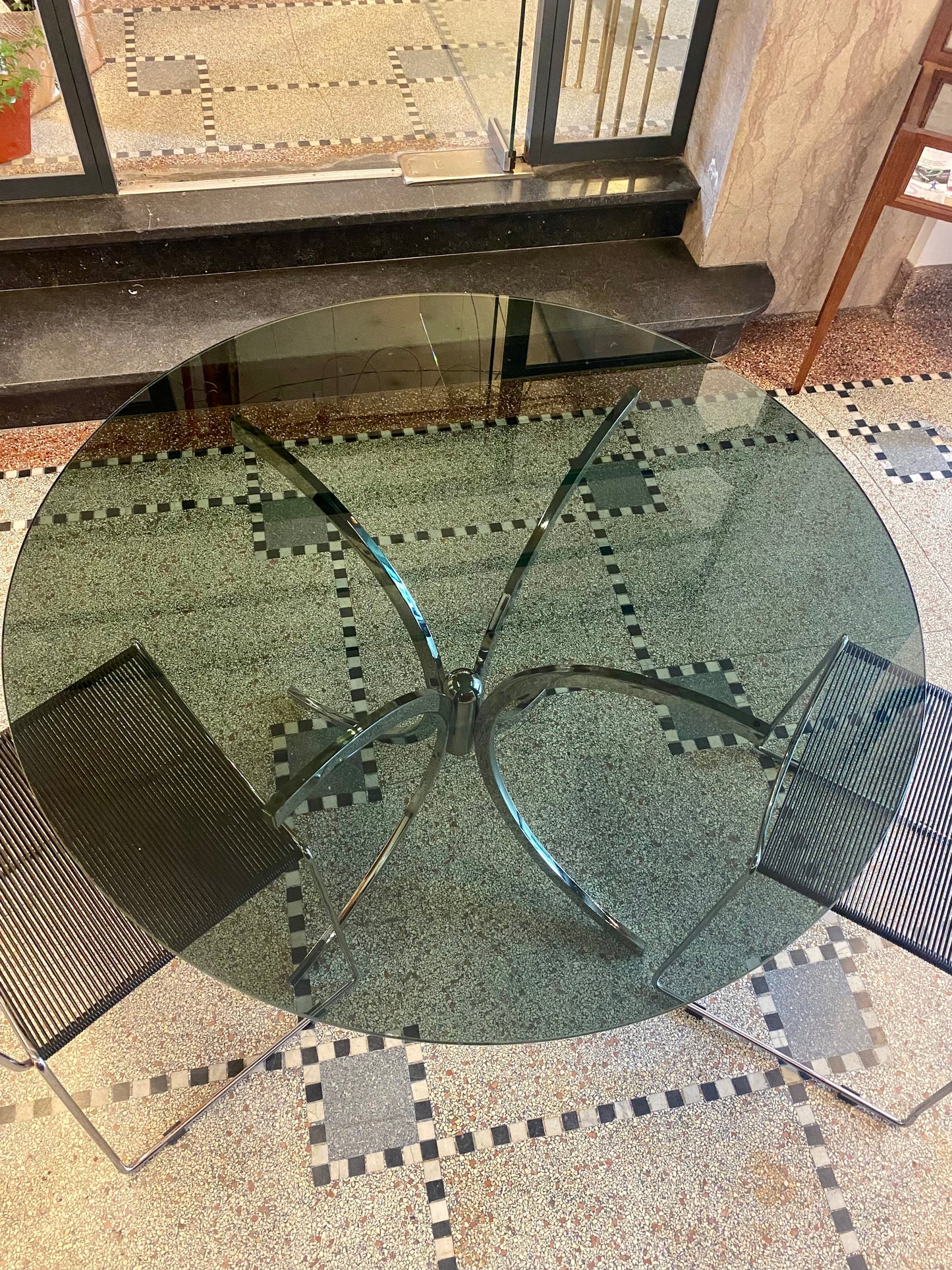 Table ronde italienne en verre fumé
1970 style Giotto Stoppino